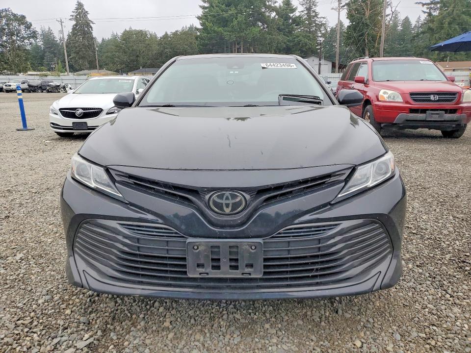 64423496 :رقم المزاد ، 4T1B11HK3JU074181 vin ، 2018 Toyota Camry مزاد بيع
