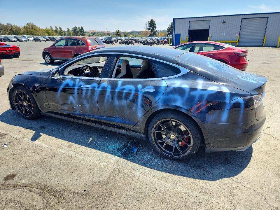 64694336 :رقم المزاد ، 5YJSA1CN0DFP05147 vin ، 2013 Tesla Model S مزاد بيع