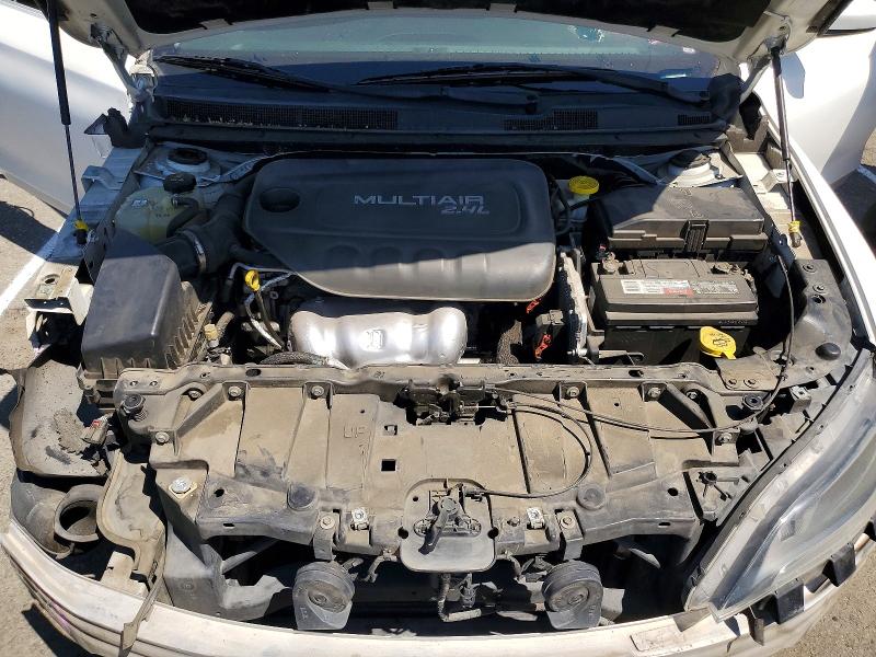 65933066 :رقم المزاد ، 1C3CCCAB2FN567980 vin ، 2015 Chrysler 200 مزاد بيع