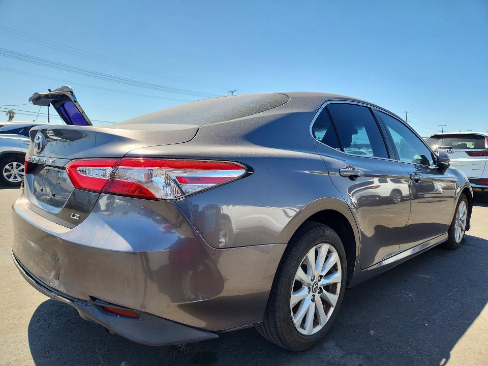 66289606 :رقم المزاد ، 4T1B11HK5JU526325 vin ، 2018 Toyota Camry مزاد بيع