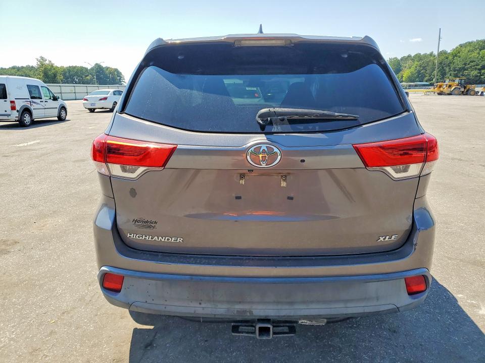 2018 Toyota Highlander მანქანა იყიდება აუქციონზე, vin: 5TDKZRFHXJS273848, აუქციონის ნომერი: 66547376