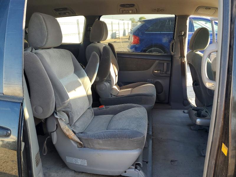 63771486 :رقم المزاد ، 5TDKK4CC8AS289725 vin ، 2010 Toyota Sienna مزاد بيع