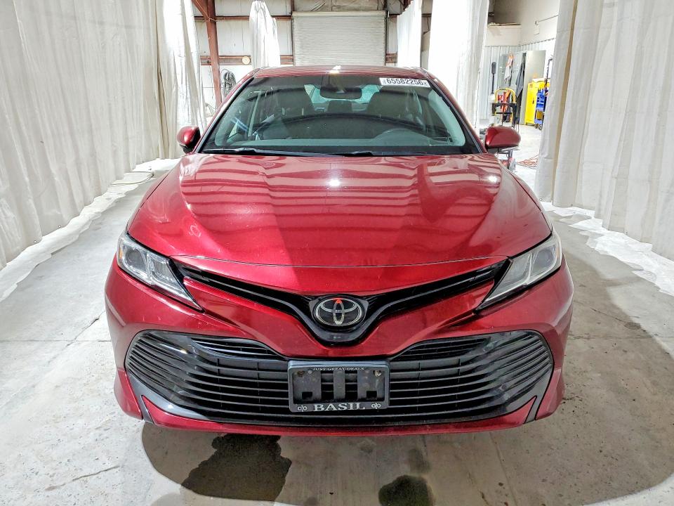 65582256 :رقم المزاد ، 4T1B11HK6JU668067 vin ، 2018 Toyota Camry مزاد بيع