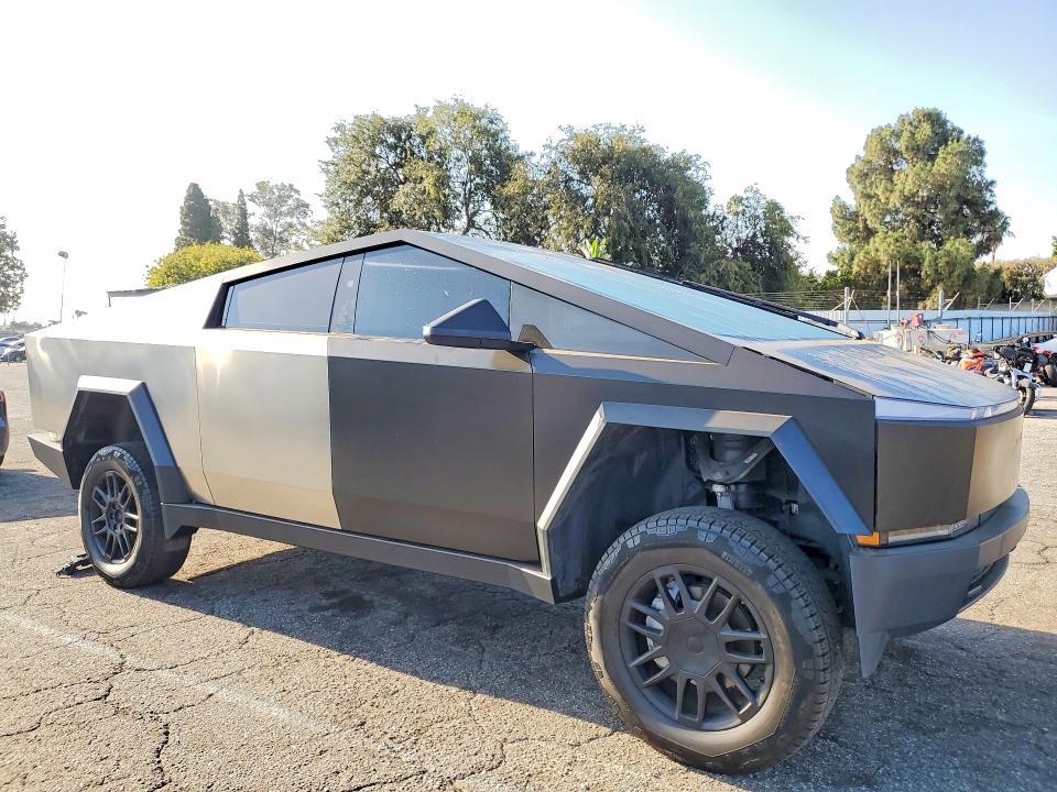 63774936 :رقم المزاد ، 7G2CEHED8RA040263 vin ، 2024 Tesla Cybertruck مزاد بيع