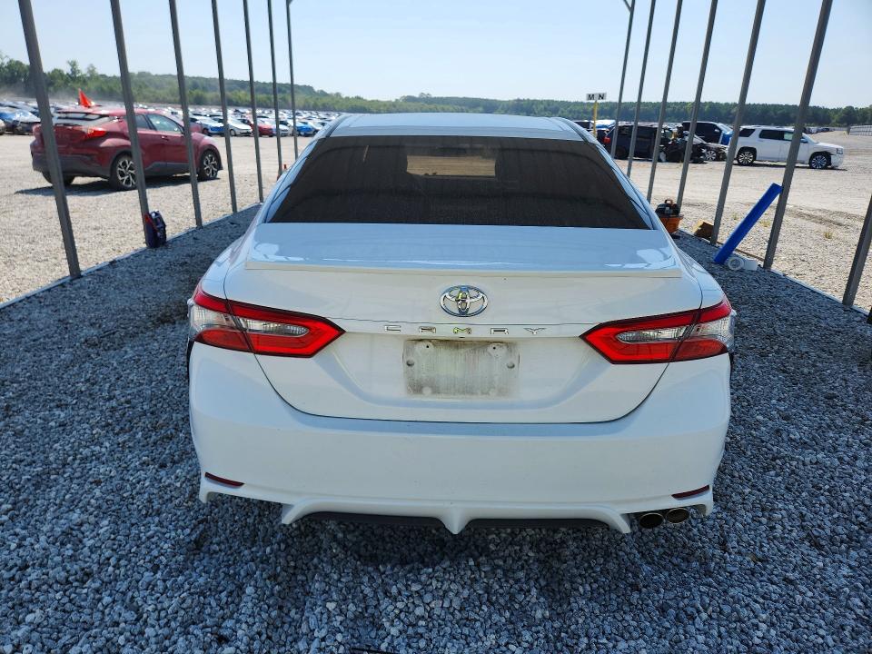 64429176 :رقم المزاد ، 4T1B11HK1JU035136 vin ، 2018 Toyota Camry مزاد بيع