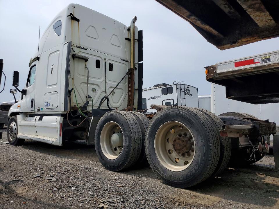 Продажа на аукционе авто 2011 Freightliner Cascadia, vin: 1FUJGLBG8BSAW3765, номер лота: 64903086