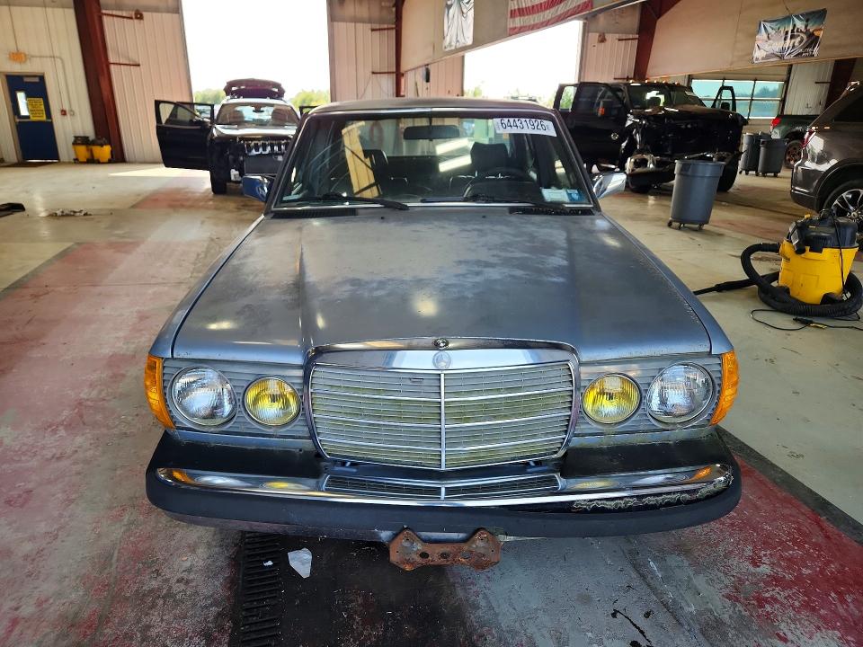 64431926 :رقم المزاد ، WDBAB33A3DB027576 vin ، 1983 Mercedes-benz 300 مزاد بيع