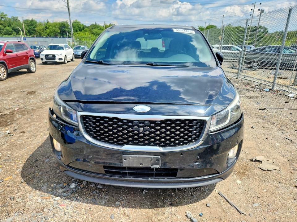 63414486 :رقم المزاد ، KNDMC5C18H6305328 vin ، 2017 Kia Sedona مزاد بيع