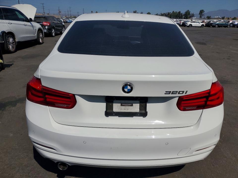 64272536 :رقم المزاد ، WBA8A9C50JAH14105 vin ، 2018 Bmw 320 مزاد بيع