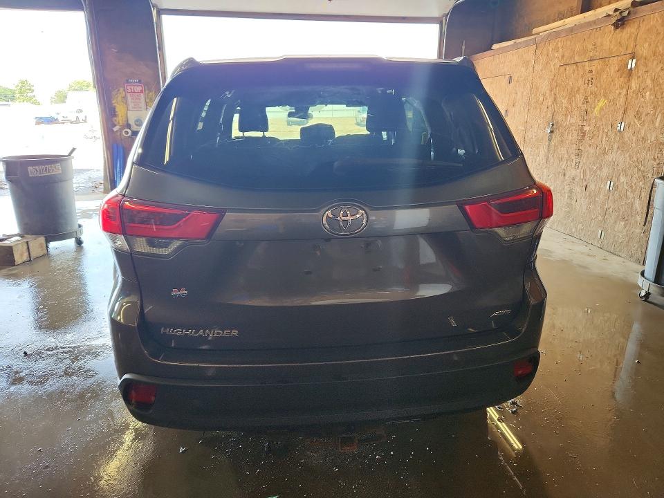 Продаж на аукціоні авто 2018 Toyota Highlander, vin: 5TDBZRFH9JS849400, номер лоту: 65498916