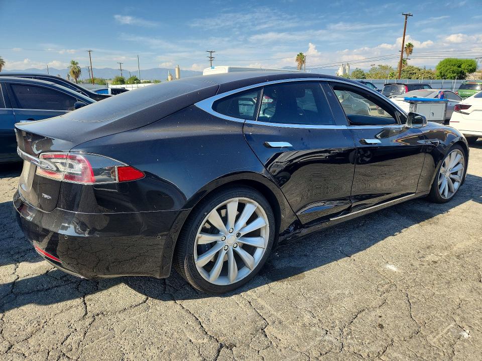 66411996 :رقم المزاد ، 5YJSA1E2XHF199562 vin ، 2017 Tesla Model S مزاد بيع