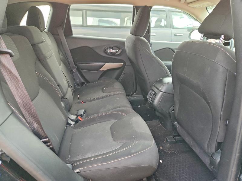 66120436 :رقم المزاد ، 1C4PJMCS3HW635920 vin ، 2017 Jeep Cherokee مزاد بيع