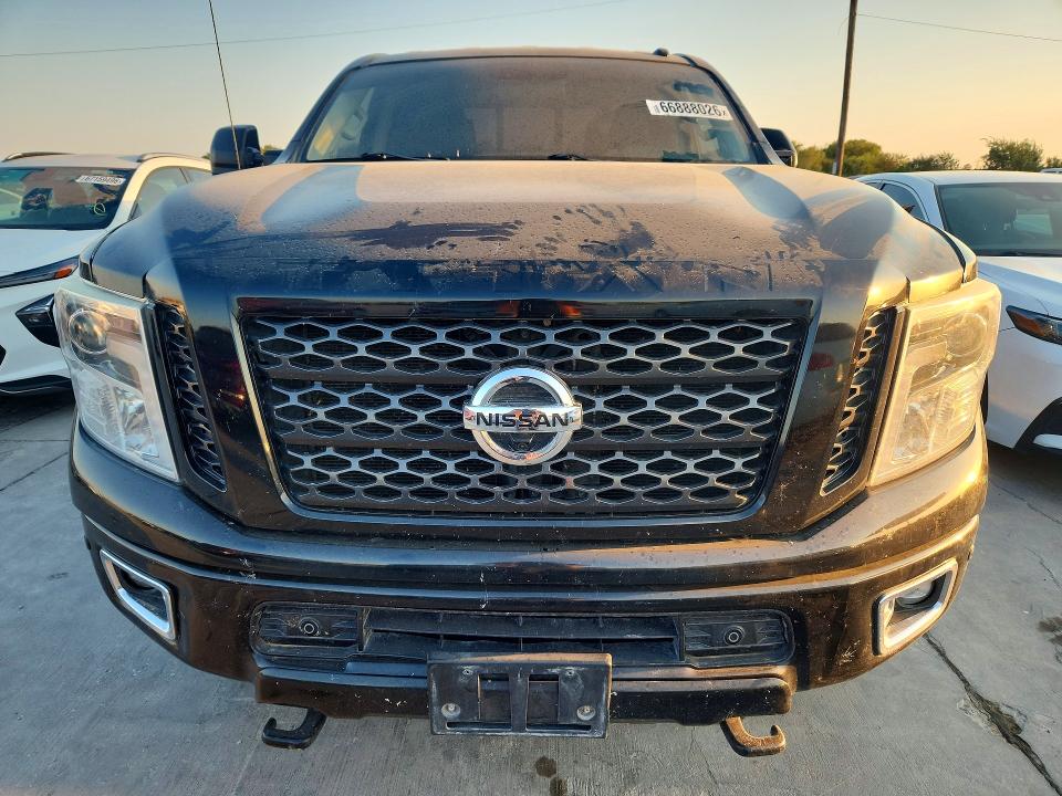 66888026 :رقم المزاد ، 1N6BA1F4XJN517457 vin ، 2018 Nissan Titan Xd مزاد بيع