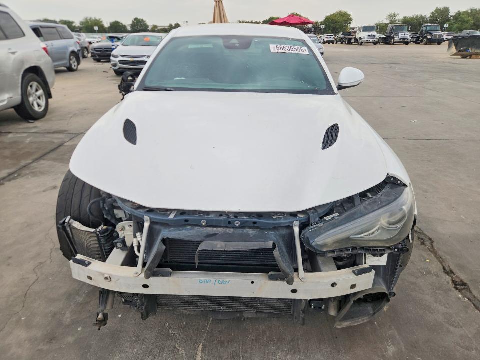 66636586 :رقم المزاد ، ZARFAEAV3H7549893 vin ، 2017 Alfa Romeo Giulia مزاد بيع