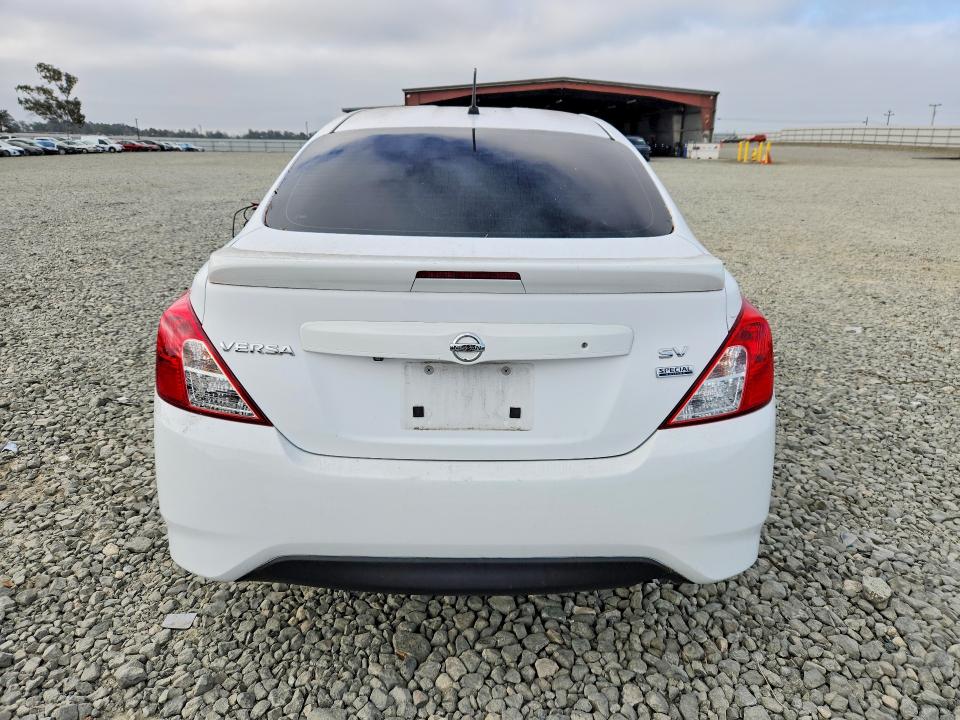 64288406 :رقم المزاد ، 3N1CN7AP0JL883754 vin ، 2018 Nissan Versa مزاد بيع