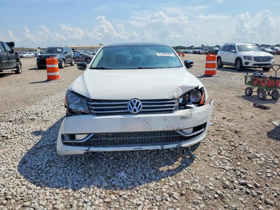 67066306 :رقم المزاد ، 1VWBS7A37FC068174 vin ، 2015 Volkswagen Passat مزاد بيع