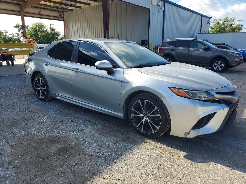 64784866 :رقم المزاد ، 4T1B11HK6JU044463 vin ، 2018 Toyota Camry مزاد بيع