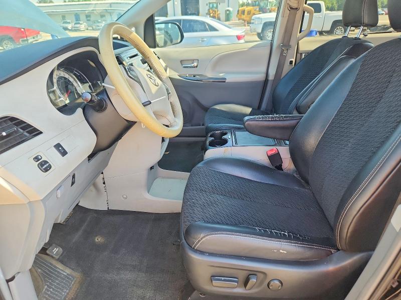 63648666 :رقم المزاد ، 5TDXK3DC0CS239841 vin ، 2012 Toyota Sienna مزاد بيع