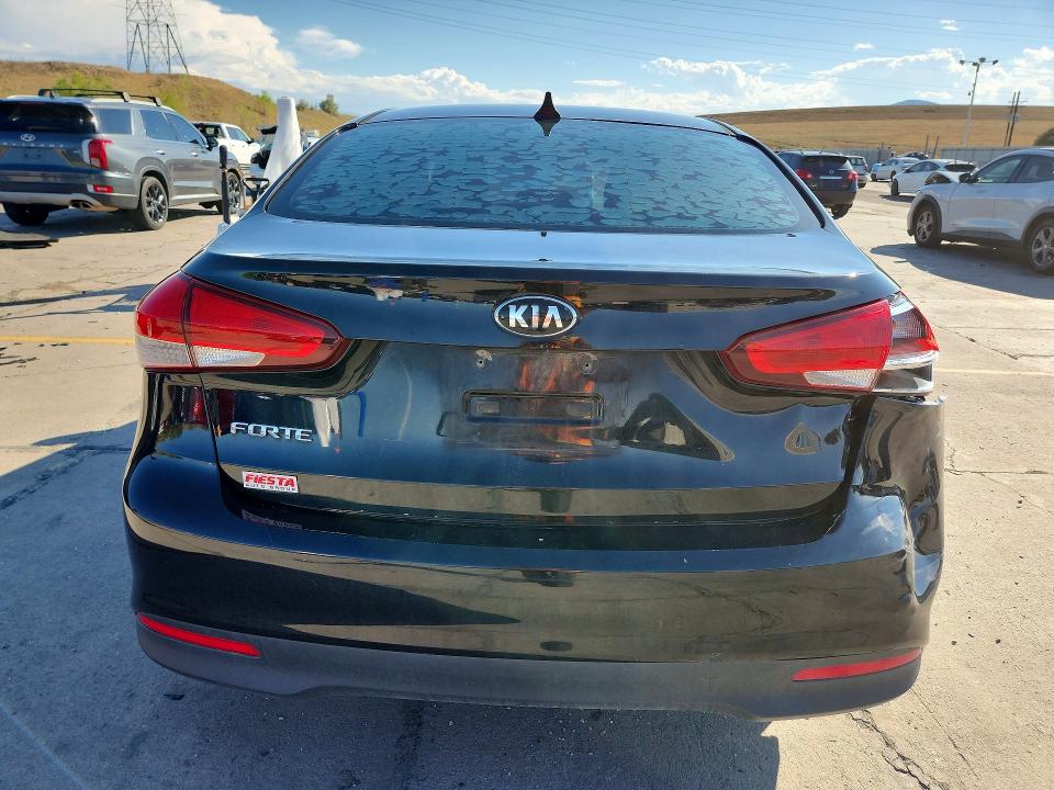 65371136 :رقم المزاد ، 3KPFK4A71JE168231 vin ، 2018 Kia Forte مزاد بيع