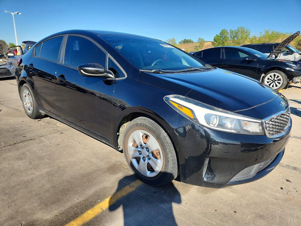 65371136 :رقم المزاد ، 3KPFK4A71JE168231 vin ، 2018 Kia Forte مزاد بيع