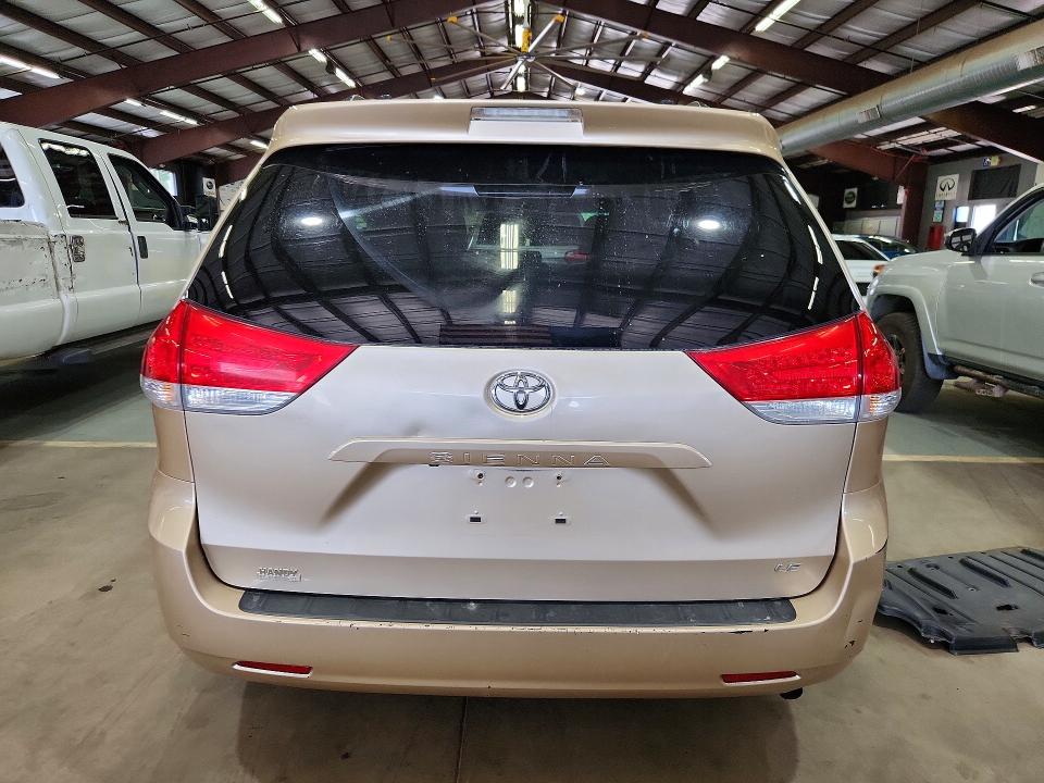 65689306 :رقم المزاد ، 5TDKK3DC8DS293383 vin ، 2013 Toyota Sienna مزاد بيع