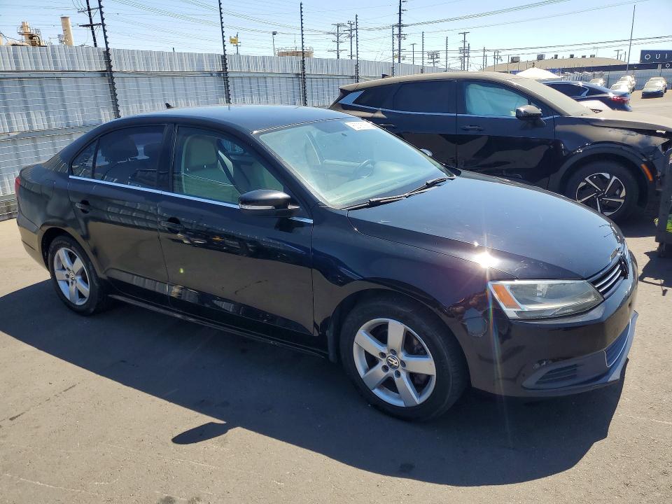63797066 :رقم المزاد ، 3VWD17AJ5EM370313 vin ، 2014 Volkswagen Jetta مزاد بيع