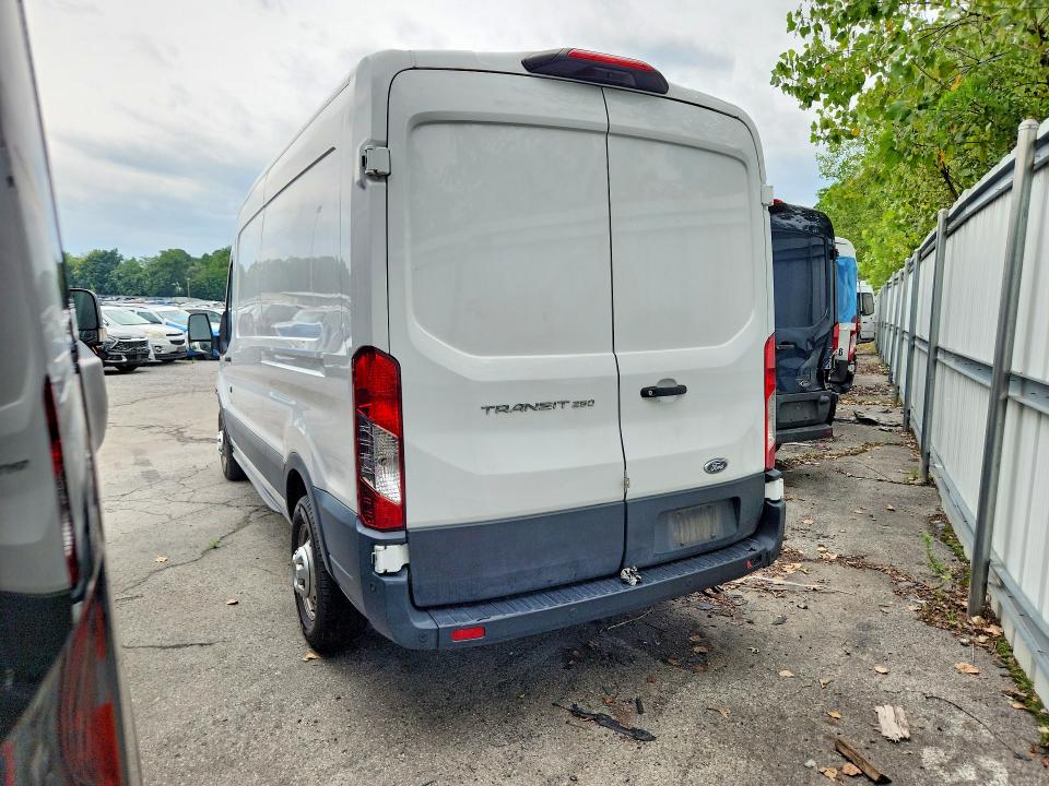 60585746 :رقم المزاد ، 1FTBR1C82NKA00681 vin ، 2022 Ford Transit مزاد بيع