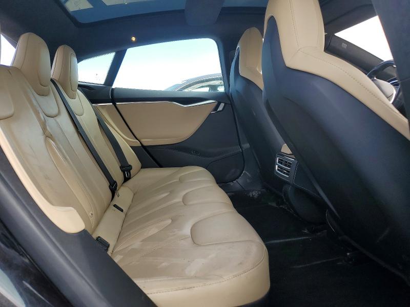 61451166 :رقم المزاد ، 5YJSA1H27FF085267 vin ، 2015 Tesla Model S مزاد بيع