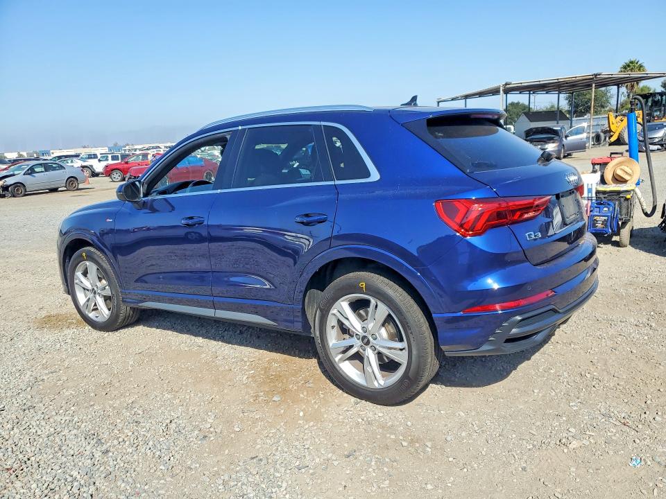 63431626 :رقم المزاد ، WA1EECF35N1025384 vin ، 2022 Audi Q3 مزاد بيع