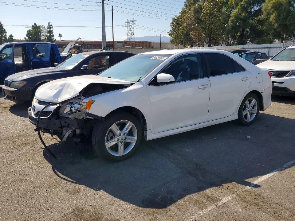 64695006 :رقم المزاد ، 4T1BF1FK1EU777305 vin ، 2014 Toyota Camry مزاد بيع