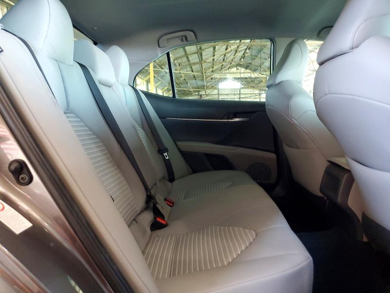 65181826 :رقم المزاد ، 4T1B11HK4JU612015 vin ، 2018 Toyota Camry مزاد بيع