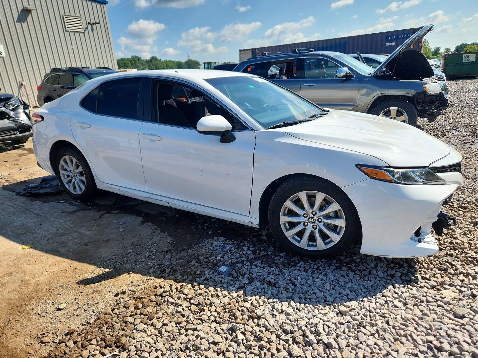 66534586 :رقم المزاد ، 4T1B11HK4JU609227 vin ، 2018 Toyota Camry مزاد بيع