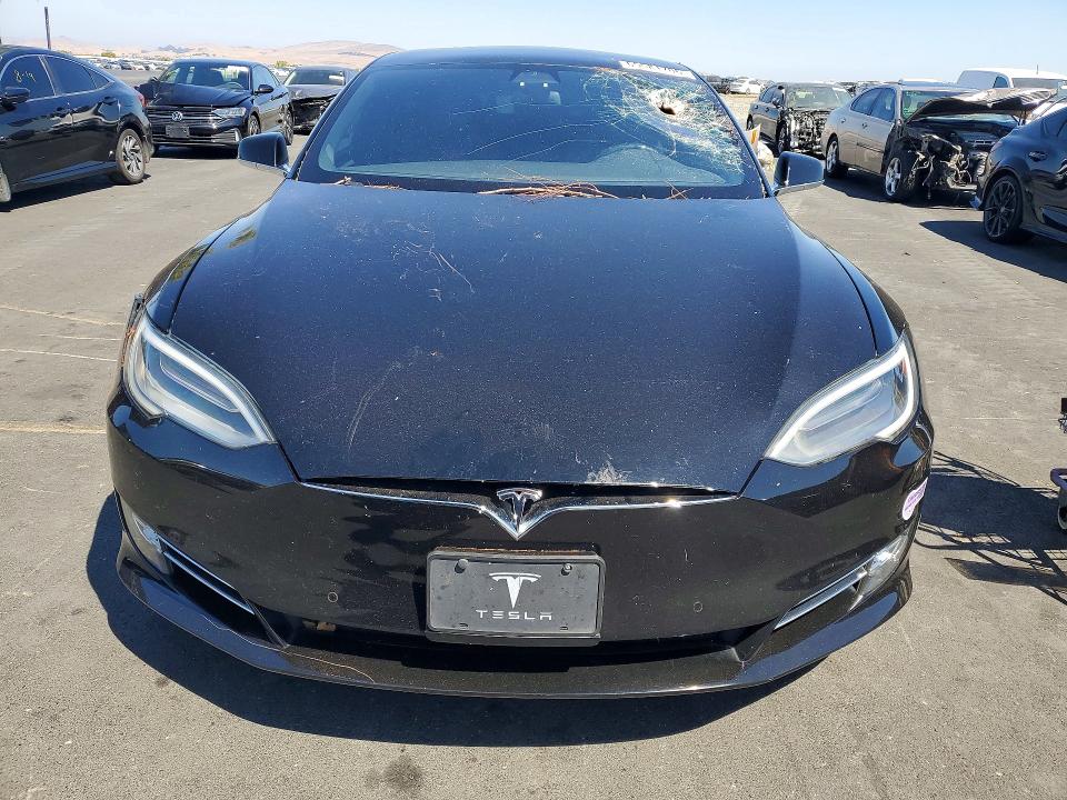 65581706 :رقم المزاد ، 5YJSA1E22JF266757 vin ، 2018 Tesla Model S مزاد بيع
