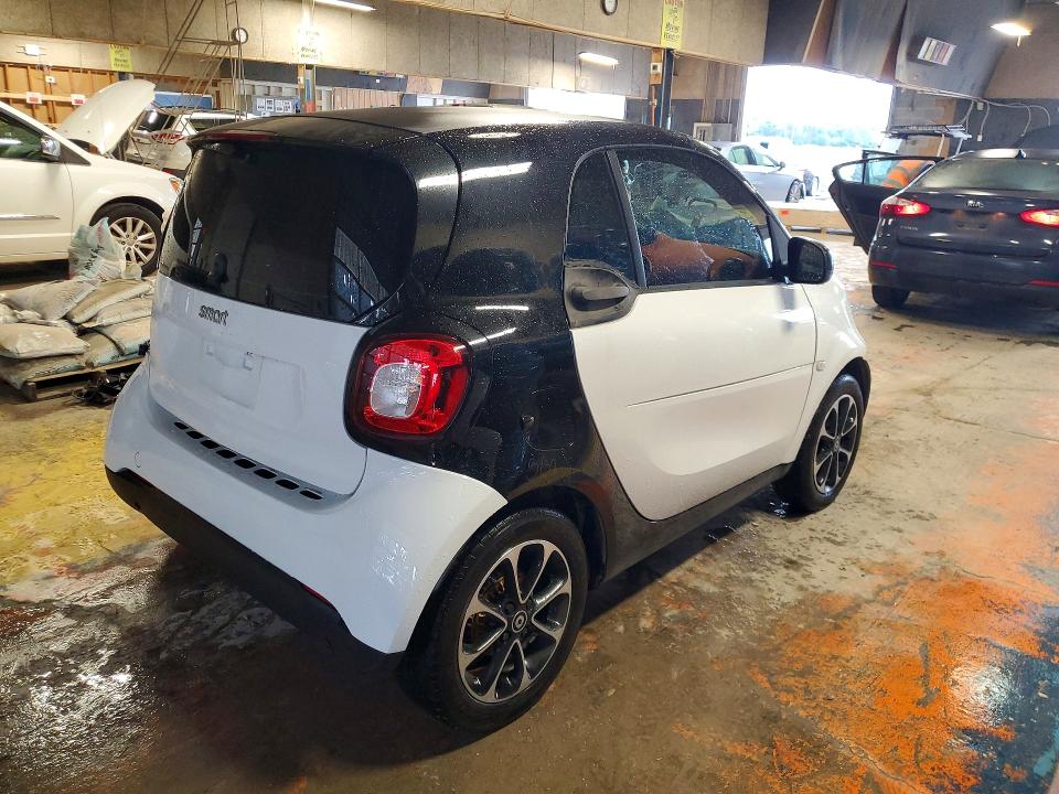 64377416 :رقم المزاد ، WMEFJ5DA2GK045951 vin ، 2016 Smart Fortwo مزاد بيع