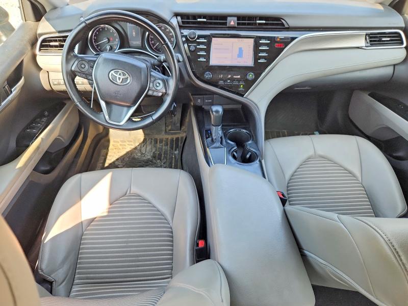 63507466 :رقم المزاد ، 4T1B11HK0JU135034 vin ، 2018 Toyota Camry مزاد بيع