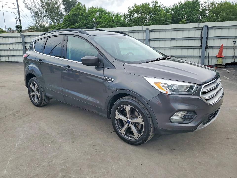 63901036 :رقم المزاد ، 1FMCU9GD4HUB23850 vin ، 2017 Ford Escape مزاد بيع