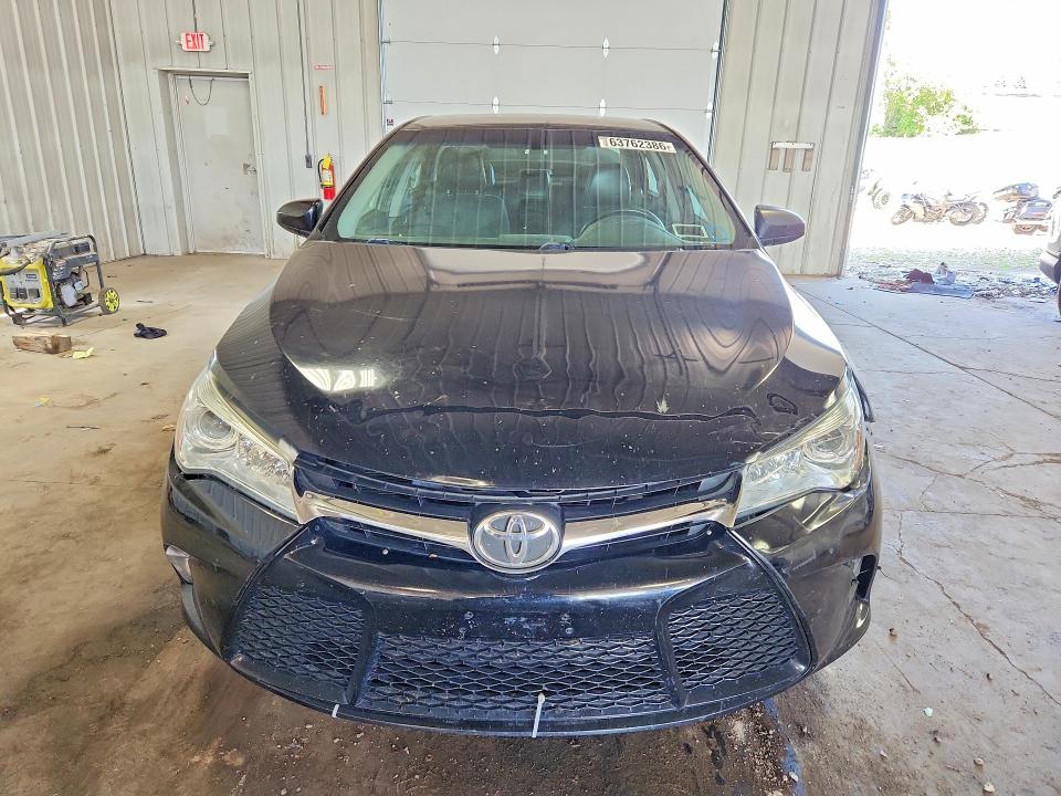 63762386 :رقم المزاد ، 4T1BF1FK2FU082106 vin ، 2015 Toyota Camry مزاد بيع