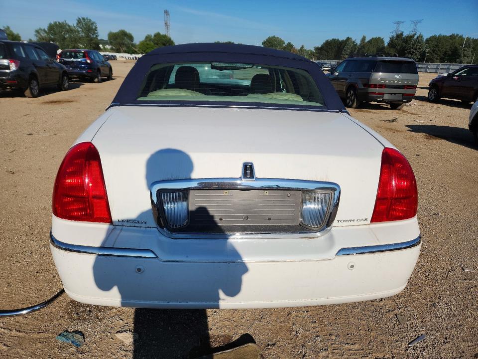 65415296 :رقم المزاد ، 1LNHM81W34Y668953 vin ، 2004 Lincoln Town Car مزاد بيع