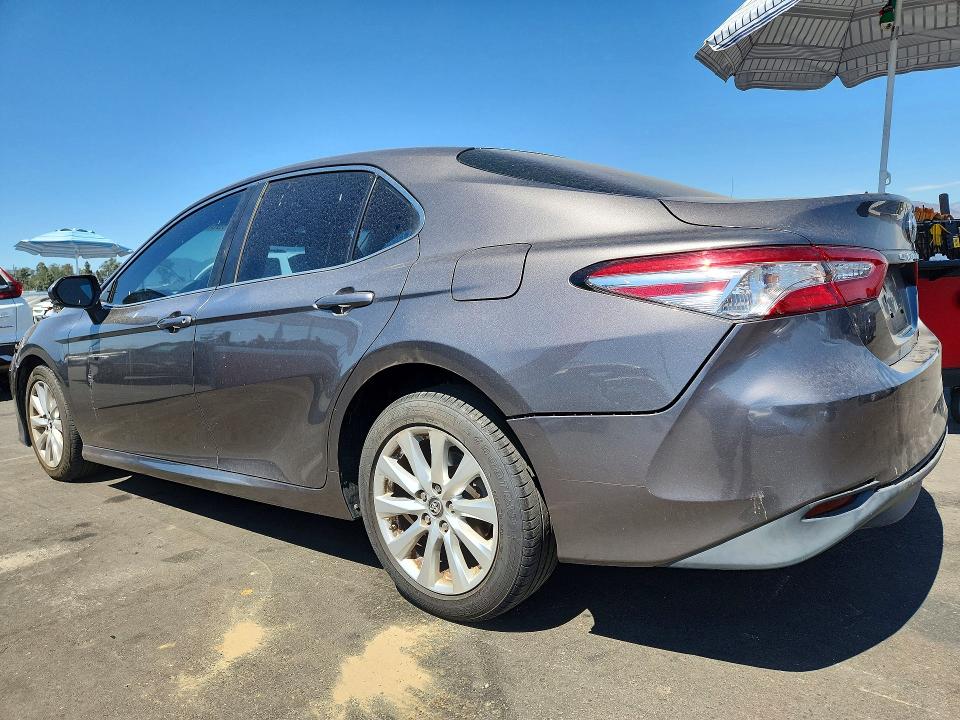 66289606 :رقم المزاد ، 4T1B11HK5JU526325 vin ، 2018 Toyota Camry مزاد بيع