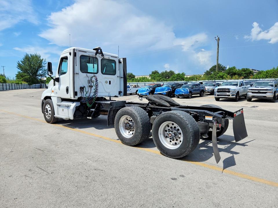 65948986 :رقم المزاد ، 1FUGGEDV0JLHB4053 vin ، 2018 Freightliner Cascadia 125 مزاد بيع