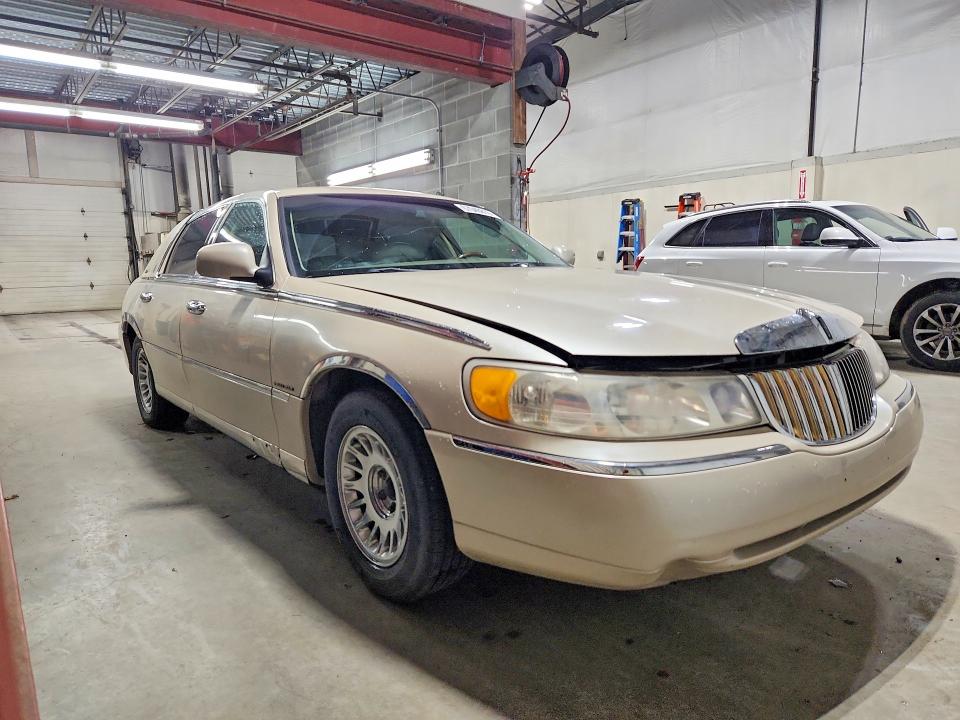 67040816 :رقم المزاد ، 1LNHM83W1YY914126 vin ، 2000 Lincoln Town Car مزاد بيع