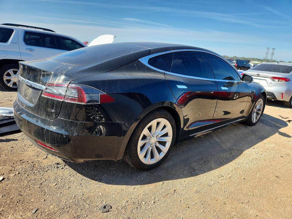 65442966 :رقم المزاد ، 5YJSA1E23JF281638 vin ، 2018 Tesla Model S مزاد بيع