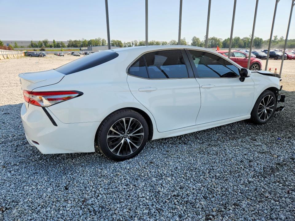 64429176 :رقم المزاد ، 4T1B11HK1JU035136 vin ، 2018 Toyota Camry مزاد بيع