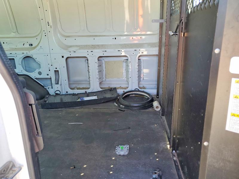 61638056 :رقم المزاد ، 1FTNE1ZM7FKA16521 vin ، 2015 Ford Transit مزاد بيع