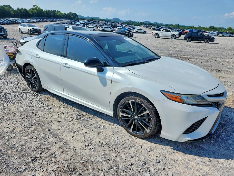 64644406 :رقم المزاد ، 4T1B61HK6KU211908 vin ، 2019 Toyota Camry مزاد بيع