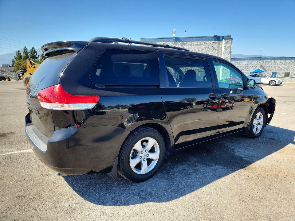 63902546 :رقم المزاد ، 5TDKK3DC4DS300538 vin ، 2013 Toyota Sienna مزاد بيع