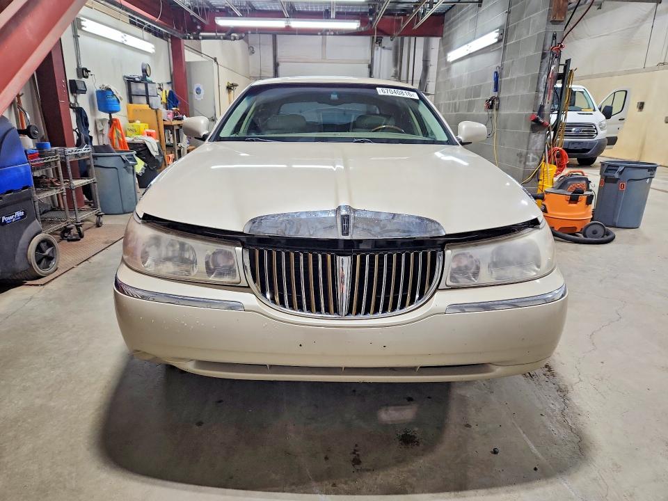 67040816 :رقم المزاد ، 1LNHM83W1YY914126 vin ، 2000 Lincoln Town Car مزاد بيع