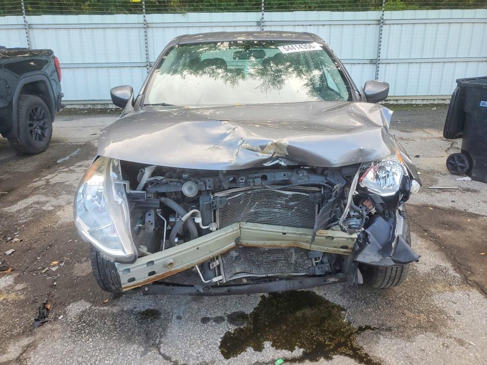 64414356 :رقم المزاد ، 3N1CN7AP9JL858996 vin ، 2018 Nissan Versa مزاد بيع