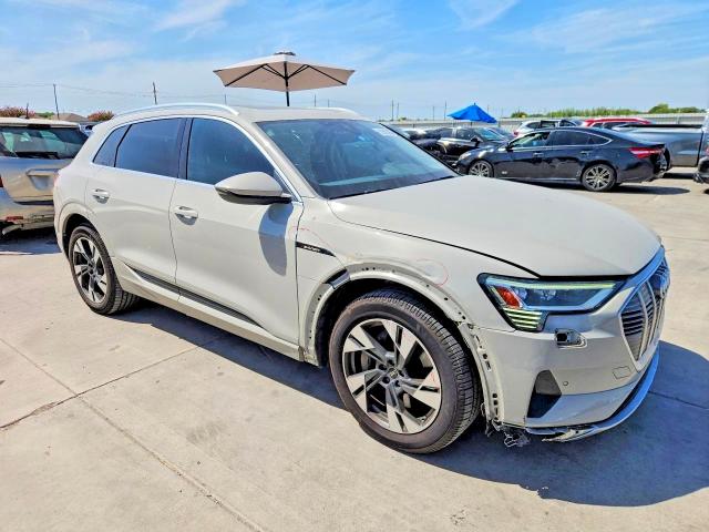 2022 Audi E-tron მანქანა იყიდება აუქციონზე, vin: WA1AAAGEXNB023932, აუქციონის ნომერი: 63552956