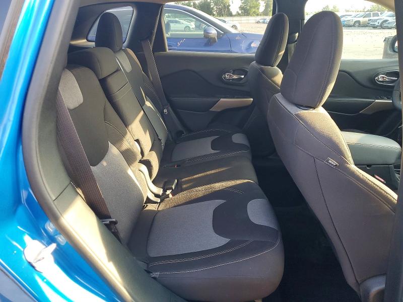 63420326 :رقم المزاد ، 1C4PJLCB5JD544661 vin ، 2018 Jeep Cherokee مزاد بيع